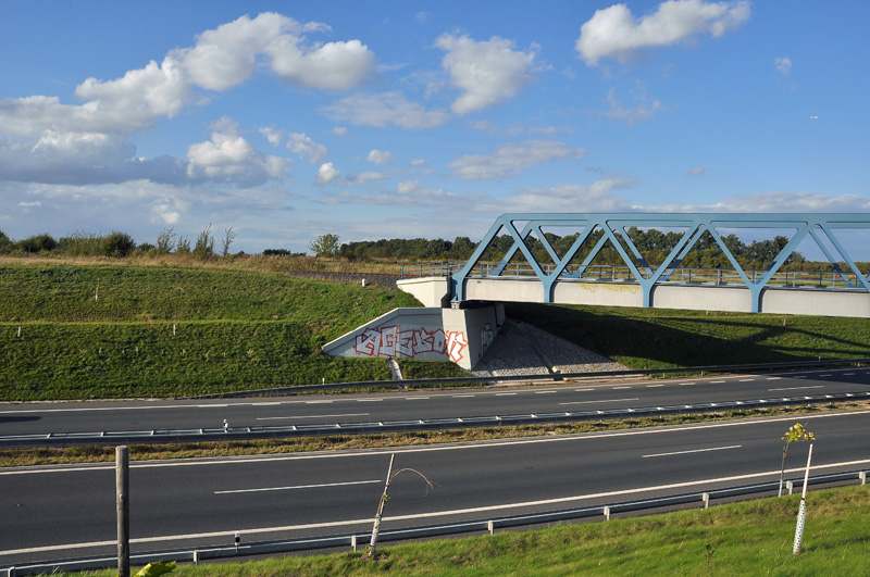 Železniční most přes R6 (pohled z jižní strany)