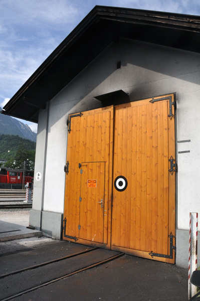 Za těmito dveřmi odpočívá v Jenbachu parní lokomotiva řady 83-076