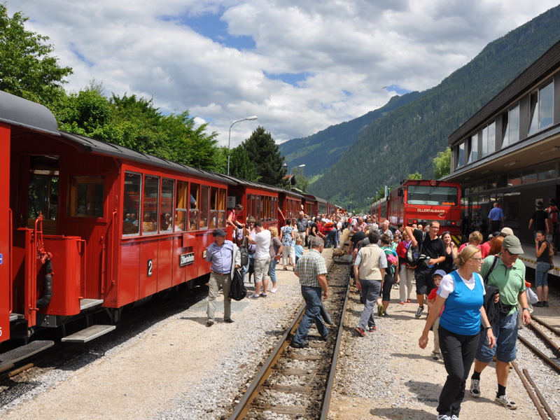 Nádraží Mayrhofen se během okamžiku zaplnilo stovkami cestujících. Na jeddno WC a jeden bufet jich bylo až dost...