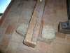 Konstrukce dřevěných trámů s kovovou lištou v kamenných pražcích