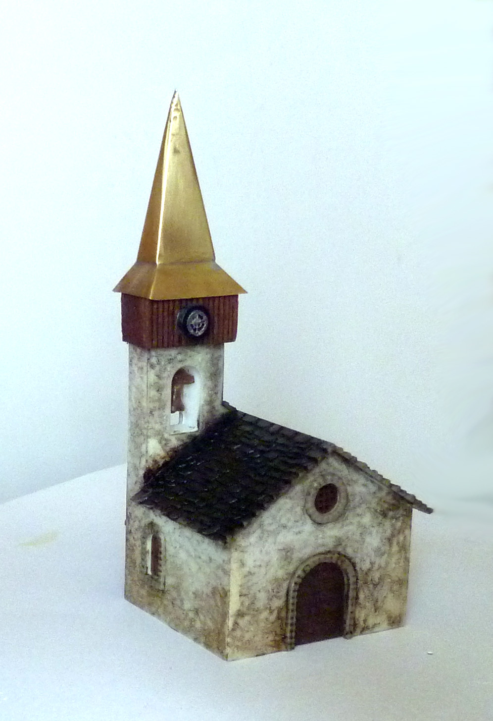 Věžička slepená s \"bednou\" nasazená na věži kostelíku