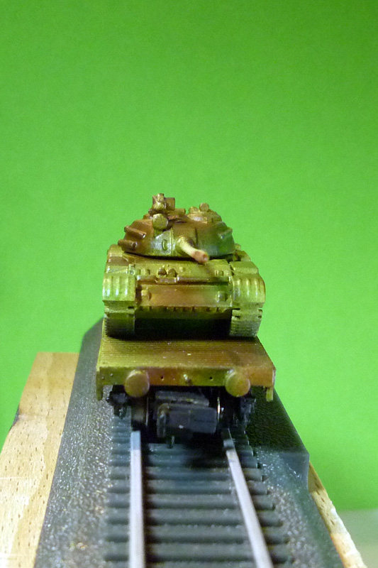 Tank T55 po kamufláži na plošinovém vagonu \"alias ROCO\"