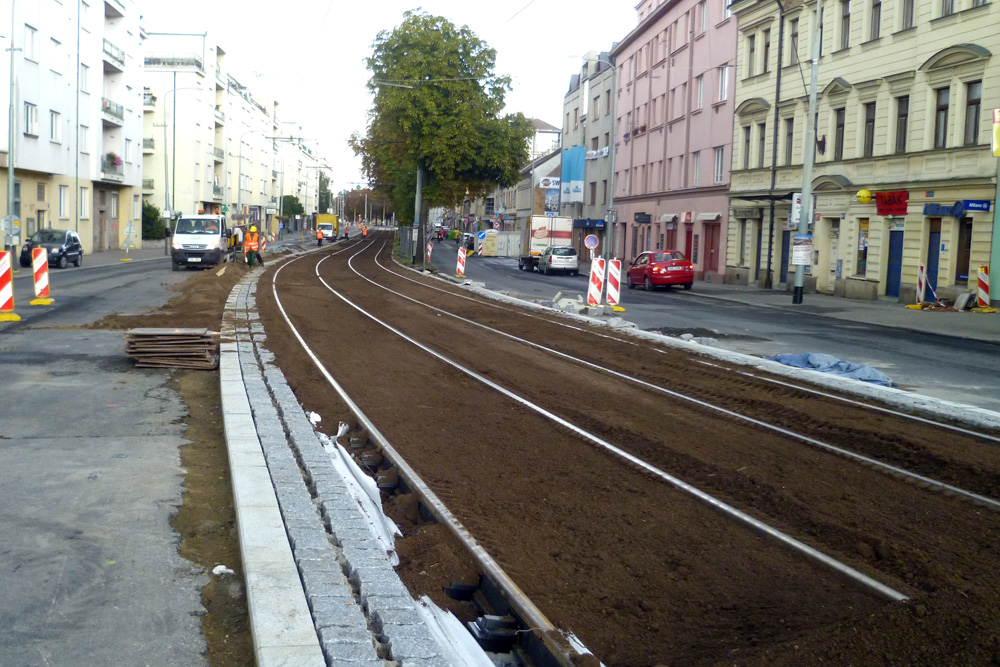 Bělohorská - zasypávání trati zeminou