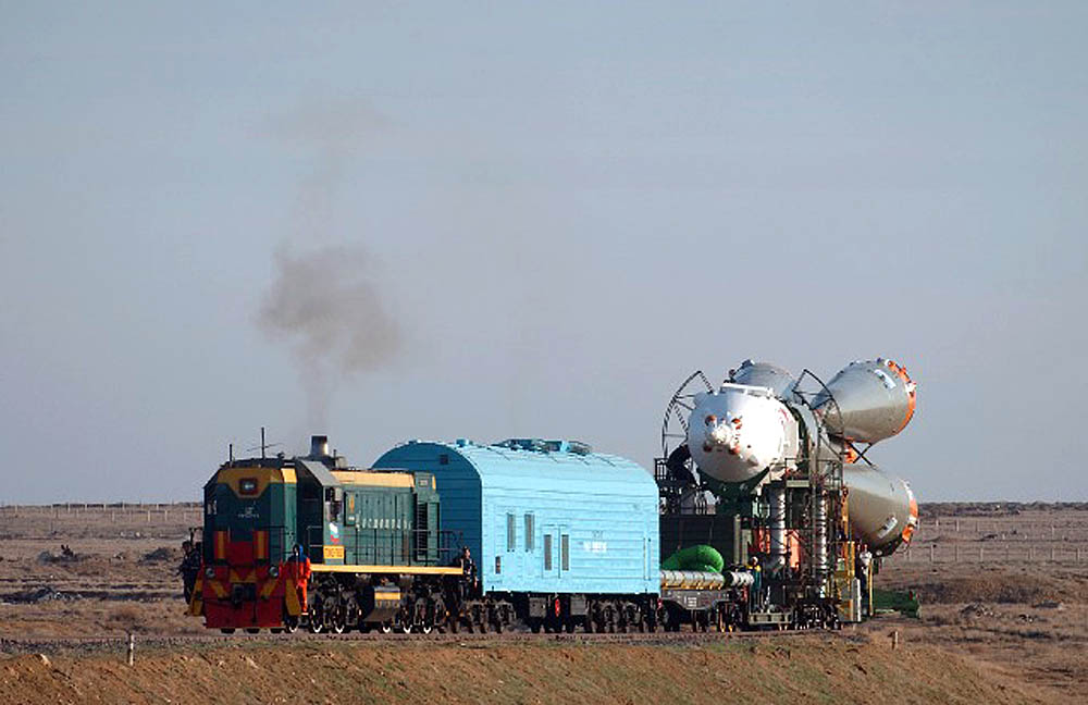 Bajkonur - ostře sledovaný vlak v čele s lokomotivou TEM2. V tomto úsek jede souprava špičkou rakety ve směru jízdy
