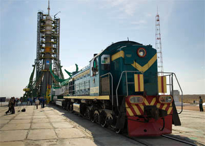 Bajkonur - lokomotiva TEM2 posuhuje raketu ke starvovací věži (motory napřed)