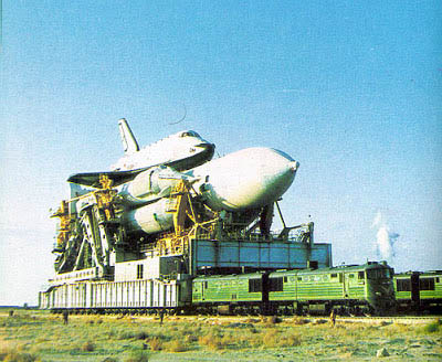 Bajkonur - vzácný snímek přepravy rakety Eněrgija s připevněným raketoplánem Buran