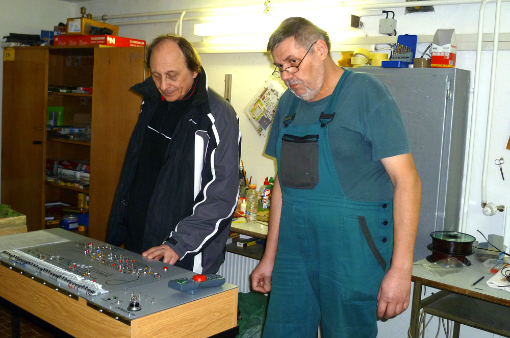Karel Brejša (vpravo) vysvětluje provoz kolejiště Zdeňku Krušinskému